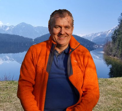 Armin Fetz im Freien vor einem Bergsee